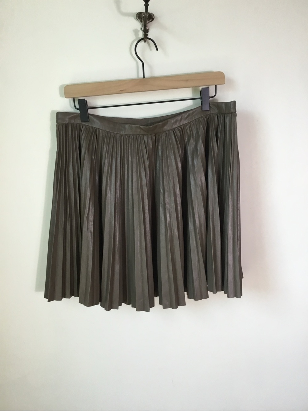 J. Crew Swingy Pleated Faux Leather Mini Skirt Size 12 - Picture 2 of 8